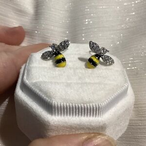 🐝Sparkly Adorable SilverTone Petite Bumblebee Post Back Stud Earrin